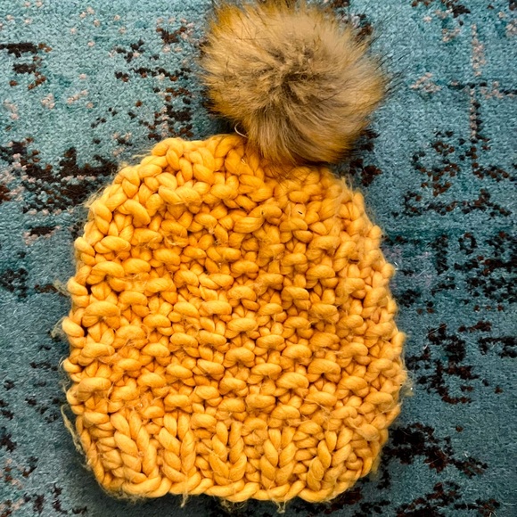 Women’s knit hat with faux fur puff - Picture 2 of 3